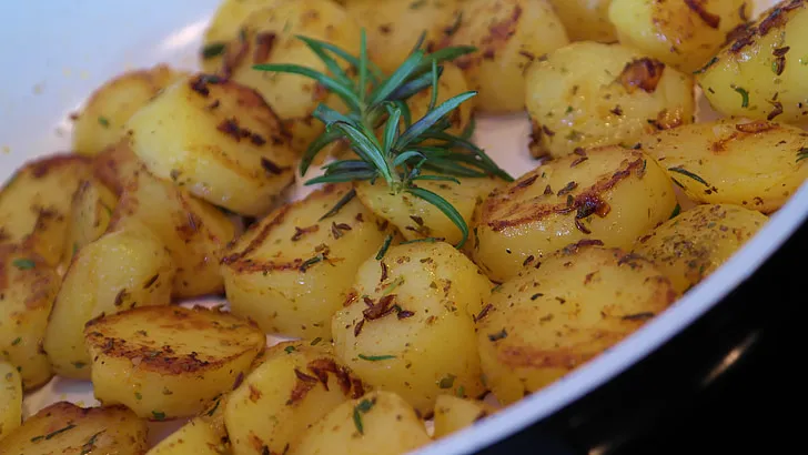 what to eat with baked potatoes